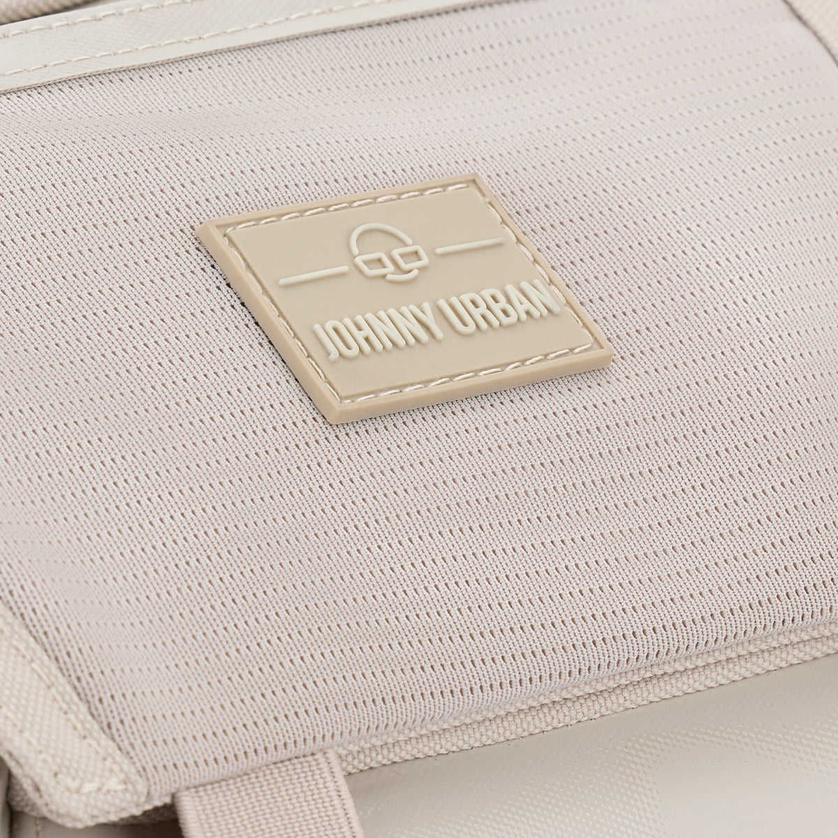 Beige wasserabweisende Damen-Handtasche 'Liv' von Johnny Urban mit geprägtem Logo auf Stoffmaterial