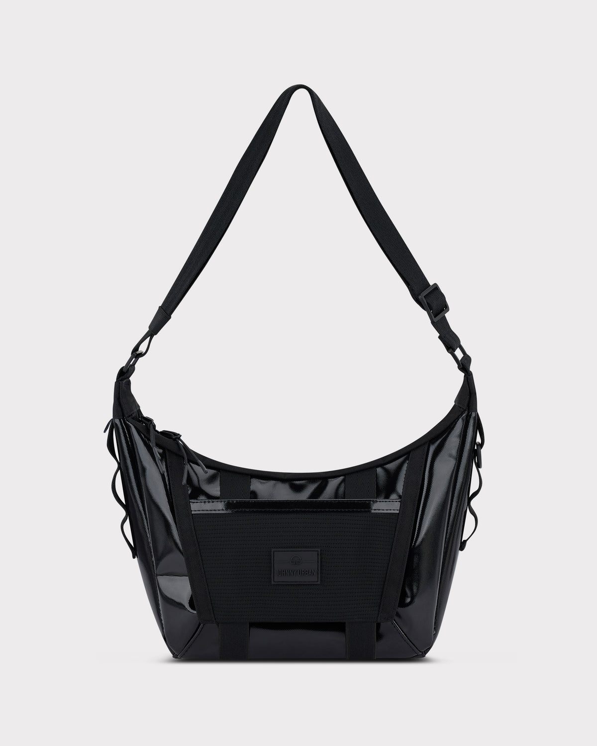 Johnny Urban Handtasche 'Liv' in schwarzem glänzendem Material mit verstellbarem Schultergurt