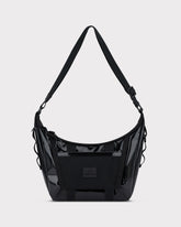 Johnny Urban Handtasche 'Liv' in schwarzem glänzendem Material mit verstellbarem Schultergurt
