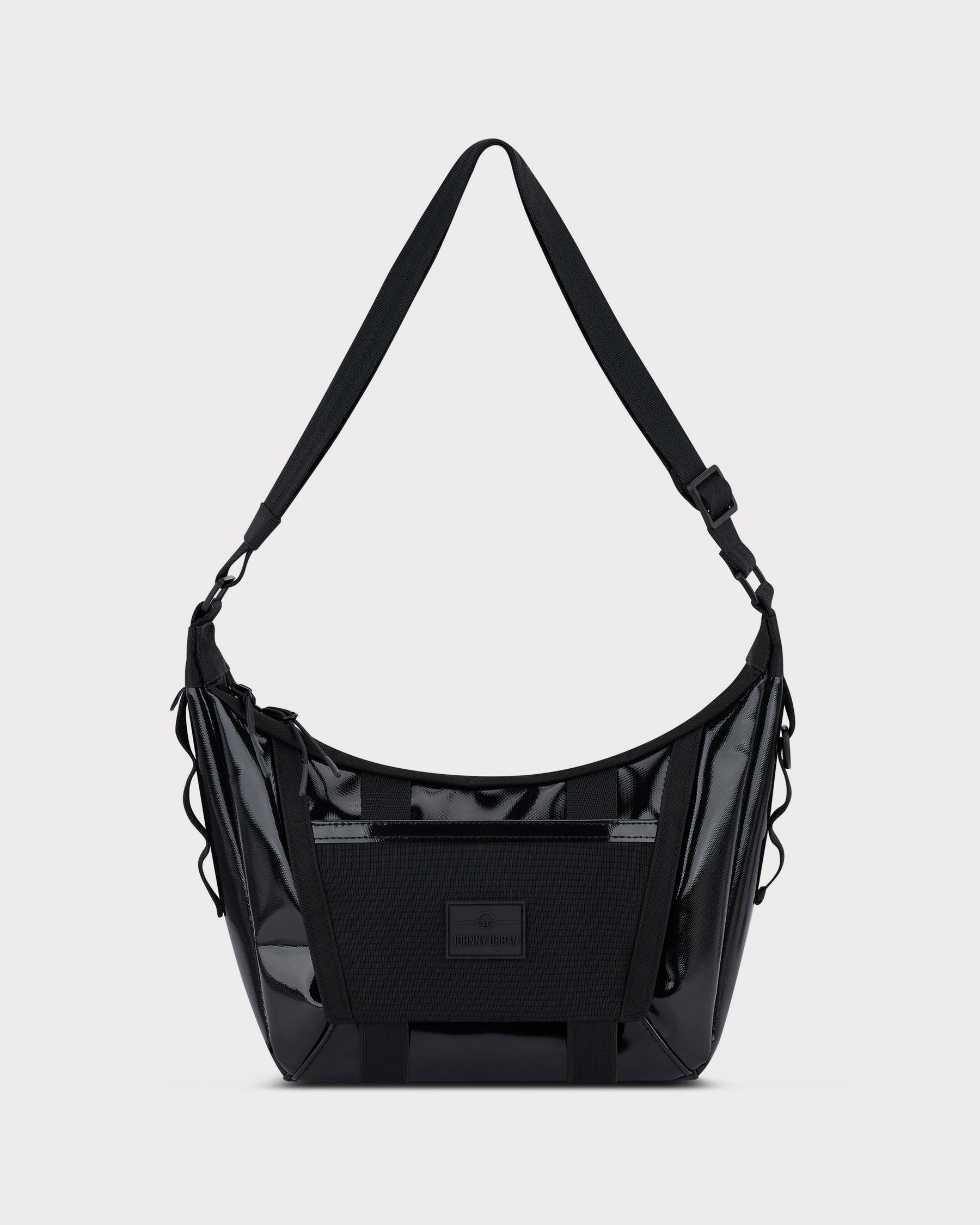 Johnny Urban Handtasche 'Liv' in schwarzem glänzendem Material mit verstellbarem Schultergurt