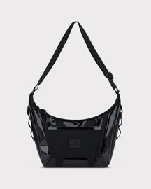 Johnny Urban Handtasche 'Liv' in schwarzem glänzendem Material mit verstellbarem Schultergurt