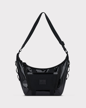 Johnny Urban Handtasche 'Liv' in schwarzem glänzendem Material mit verstellbarem Schultergurt
