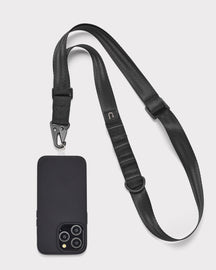 Schwarze Handykette mit Karabinerhaken, befestigt an einem schwarzen Smartphone 
