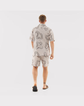 Männliches Modell von hinten mit lockerem Sommerhemd und Shorts mit abstraktem Muster aus dem Set 'Spencer'