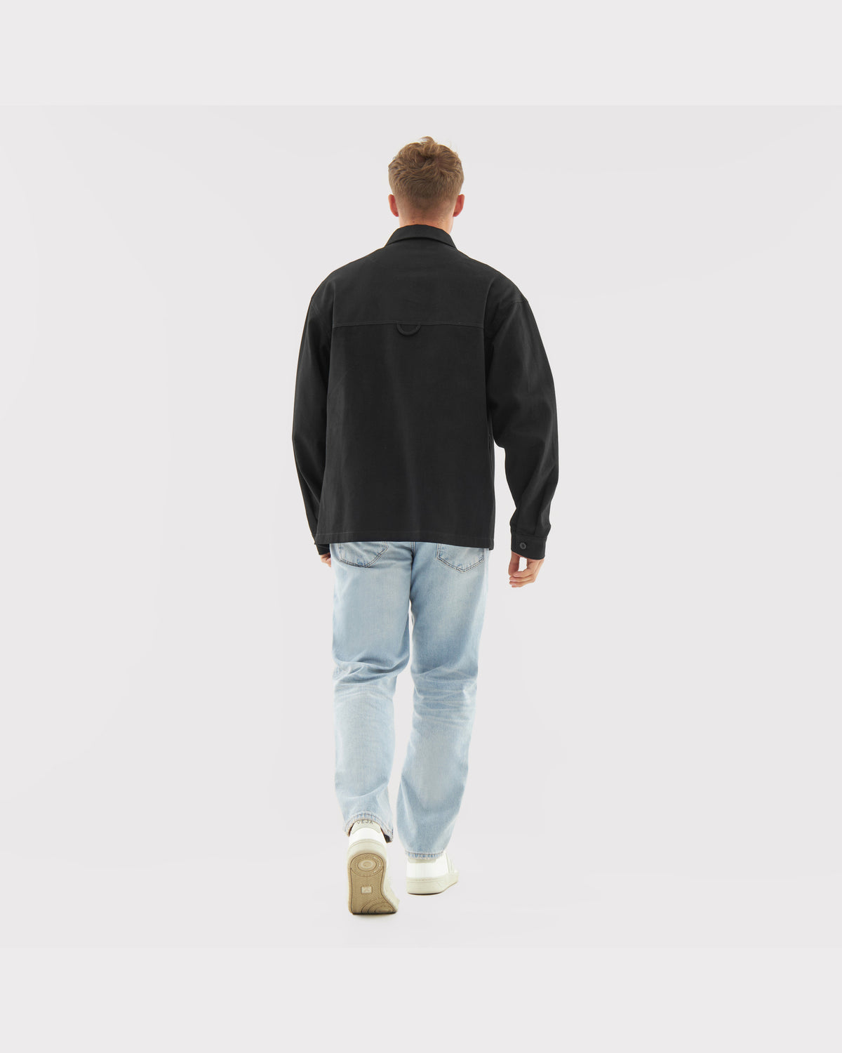 Mann von hinten in schwarzer Overshirt 'Cameron' und hellen Jeans