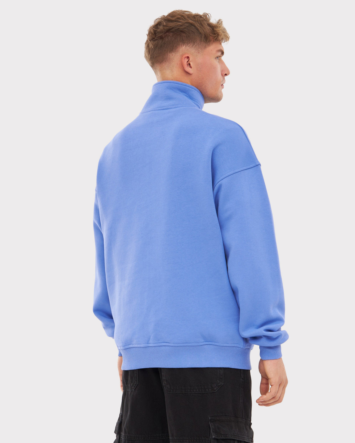 Mann trägt blauen Half-Zip Pullover 'Cooper' von Johnny Urban, Rückansicht
