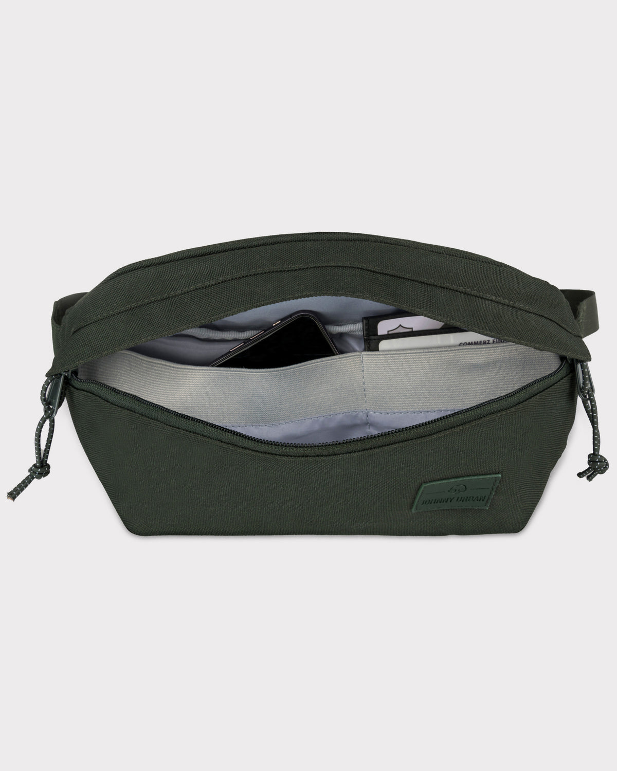Grüne Johnny Urban Bauchtasche 'Tom' aus Stoff mit offenem Hauptfach, darin Smartphone und Karten eingenäht
