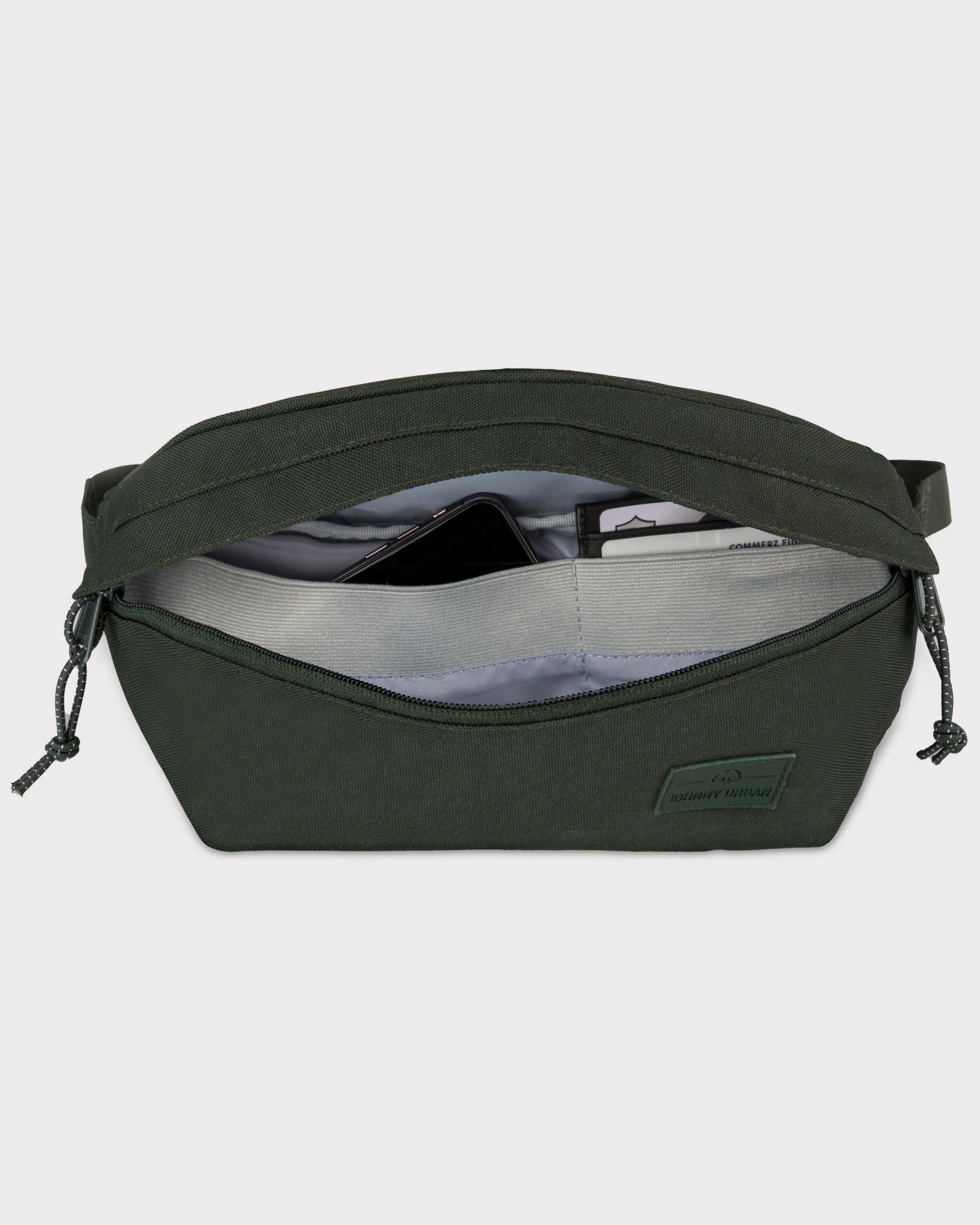 Grüne Johnny Urban Bauchtasche 'Tom' aus Stoff mit offenem Hauptfach, darin Smartphone und Karten eingenäht
