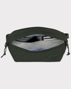 Grüne Johnny Urban Bauchtasche 'Tom' aus Stoff mit offenem Hauptfach, darin Smartphone und Karten eingenäht