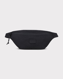 Schwarze Bauchtasche 'Erik Small' von Johnny Urban mit Reißverschluss und Logo auf der Vorderseite