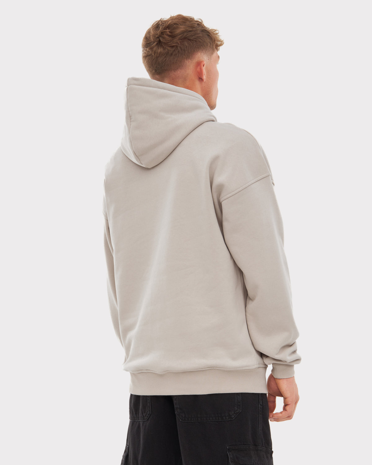 Rückansicht eines Mannes, der einen beige Oversized Hoodie 'Cody' von Johnny Urban trägt