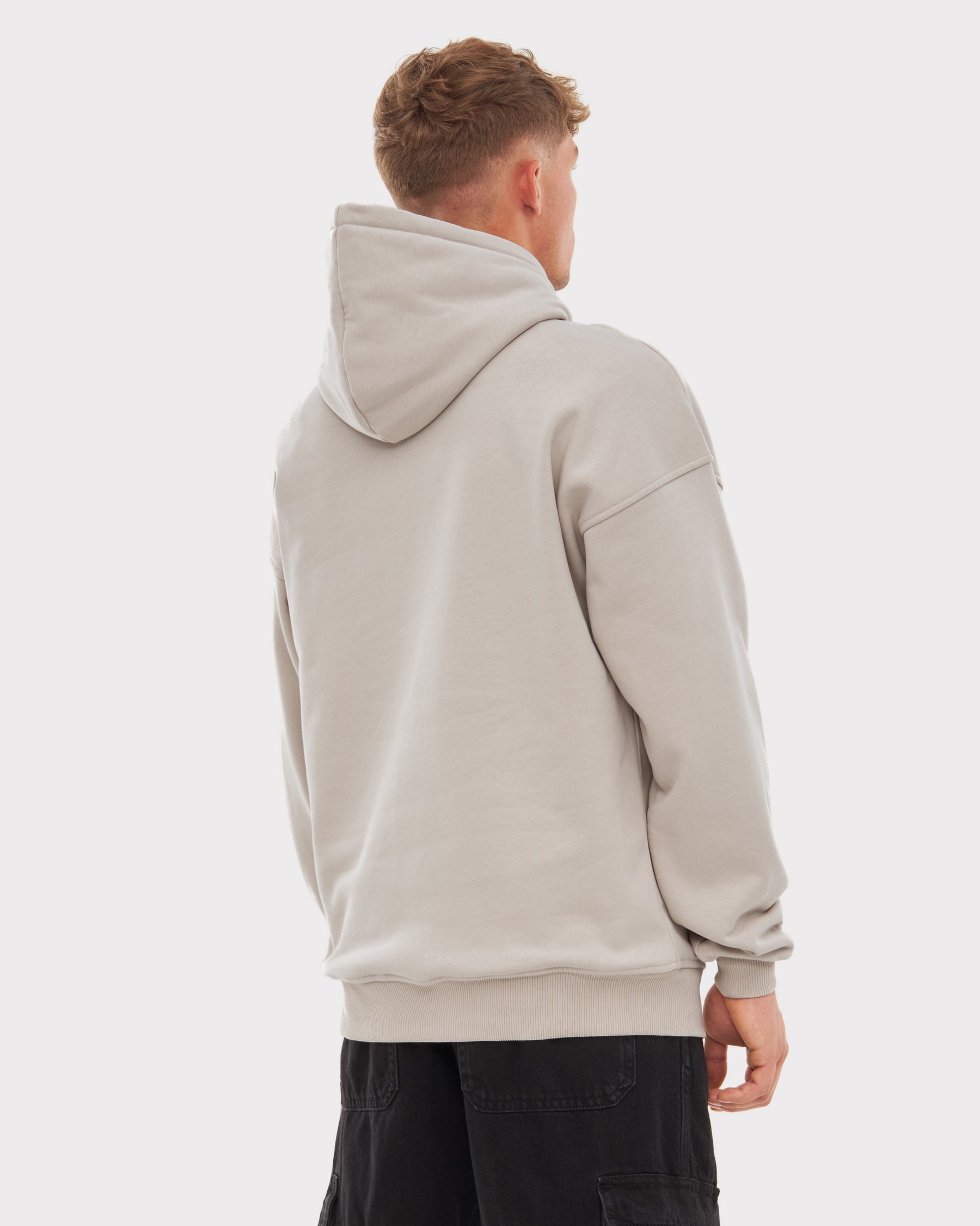 Rückansicht eines Mannes, der einen beige Oversized Hoodie 'Cody' von Johnny Urban trägt