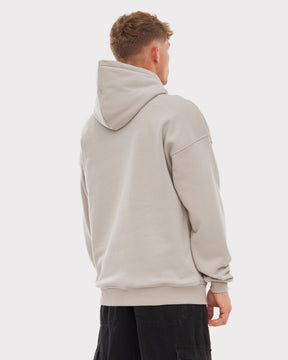 Rückansicht eines Mannes, der einen beige Oversized Hoodie 'Cody' von Johnny Urban trägt