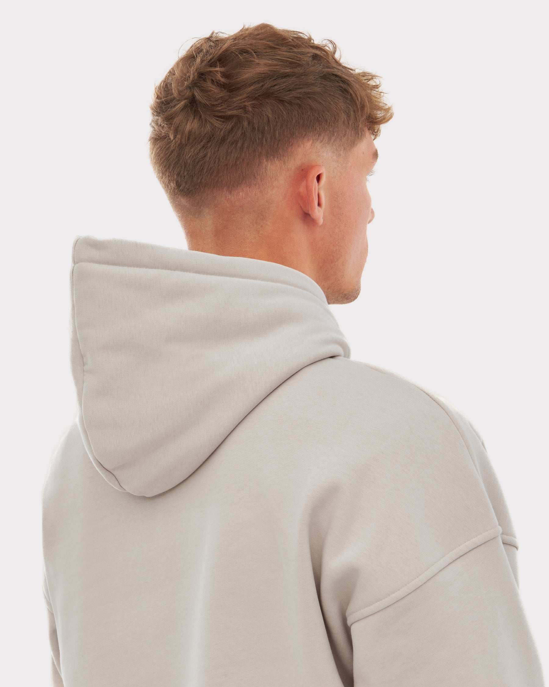 Mann von hinten mit oversized Hoodie ‚Cody‘ in Sandfarbe von Johnny Urban