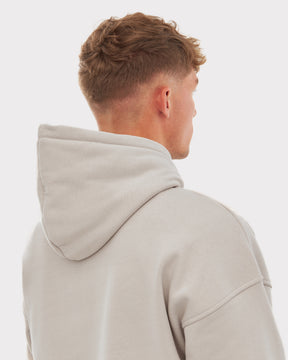 Mann von hinten mit oversized Hoodie ‚Cody‘ in Sandfarbe von Johnny Urban
