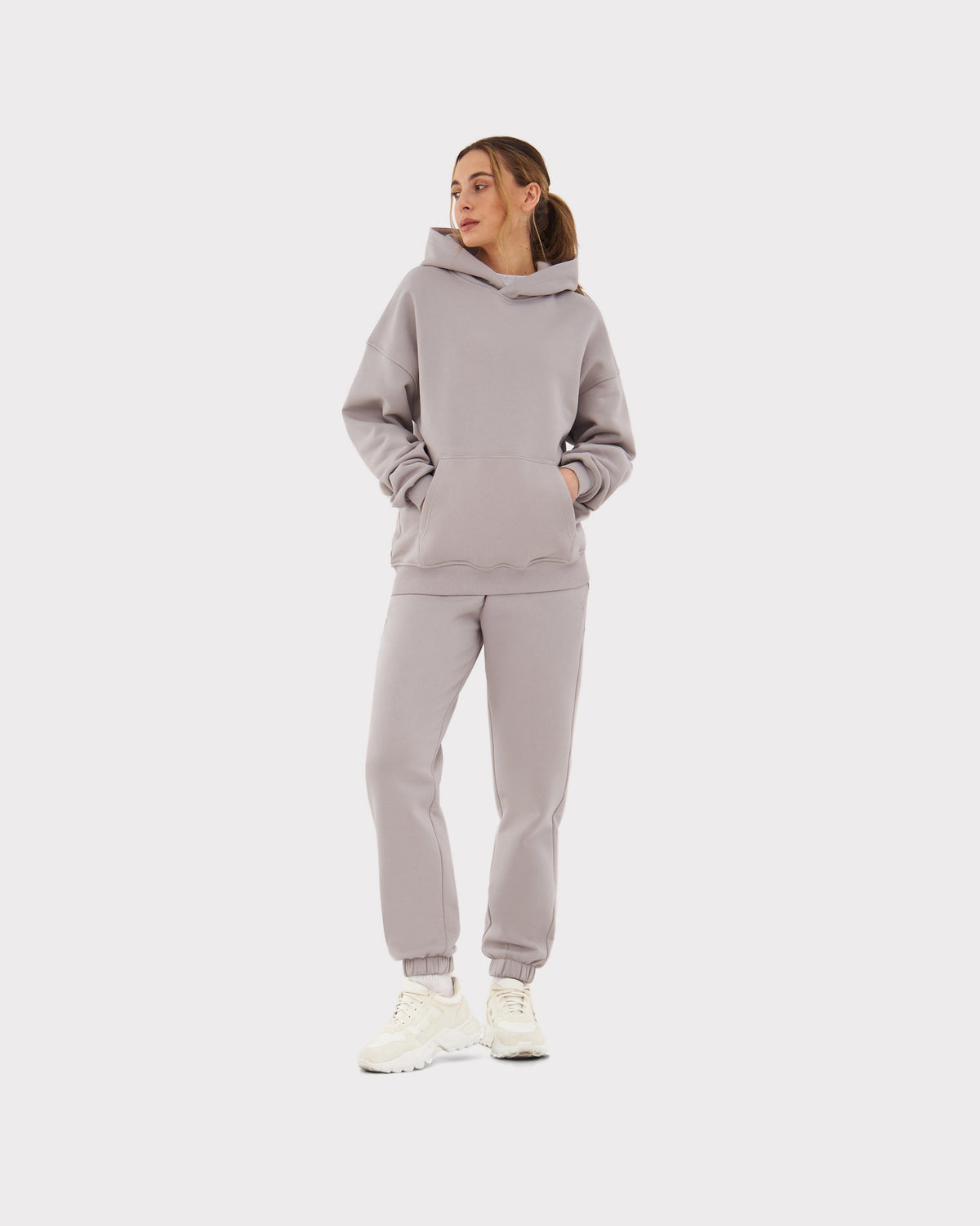 Frau trägt oversized Hoodie 'Cody' von Johnny Urban in Grau mit Passform zum Wohlfühlen