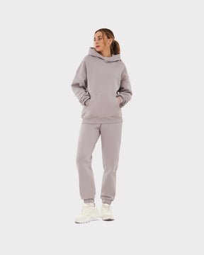 Frau trägt oversized Hoodie 'Cody' von Johnny Urban in Grau mit Passform zum Wohlfühlen