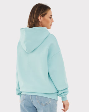 Frau von hinten mit hellblauem Oversized Hoodie 'Cody' und blauen Jeans