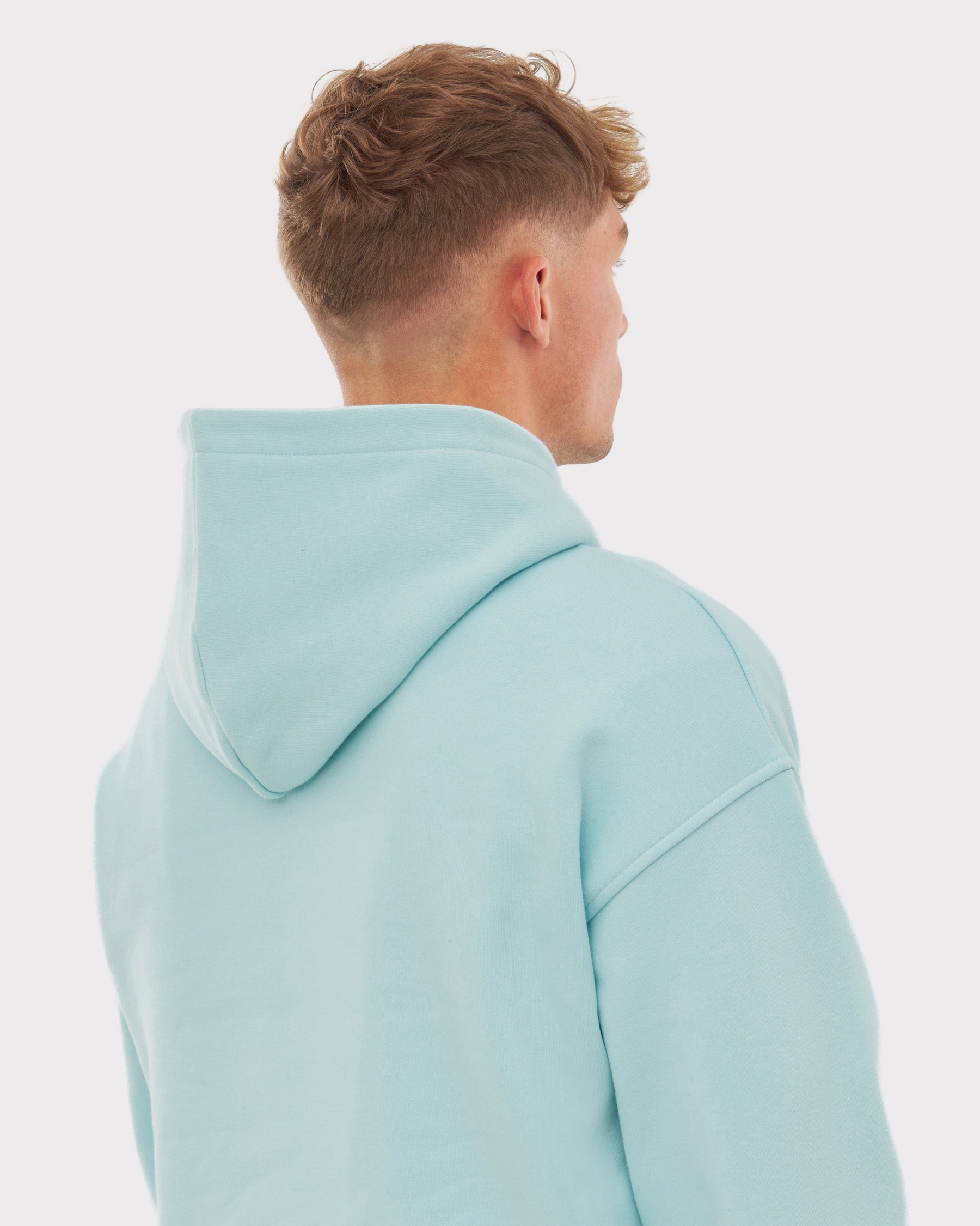 Mann von hinten mit hellem, hellblauem Oversized Hoodie 'Cody' mit Kapuze