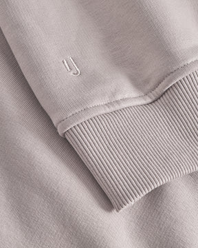 Beige Ärmel und Bündchen des Oversized Hoodie 'Cody' von Johnny Urban mit kleinem besticktem Logo-J
