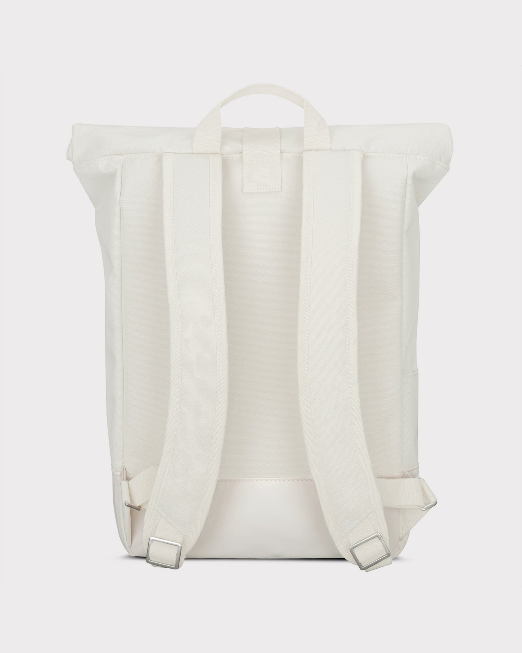 Rolltop Rucksack 'Robin Medium' in hellem Beige, Rückseite mit gepolsterten Schultergurten und Trageschlaufe