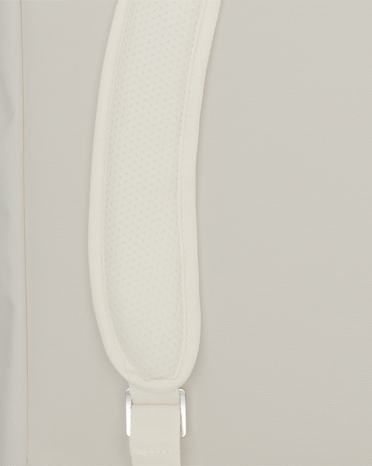 Detailansicht des gepolsterten Schultergurts vom Johnny Urban Rolltop Rucksack 'Robin Medium' in hellem Beige