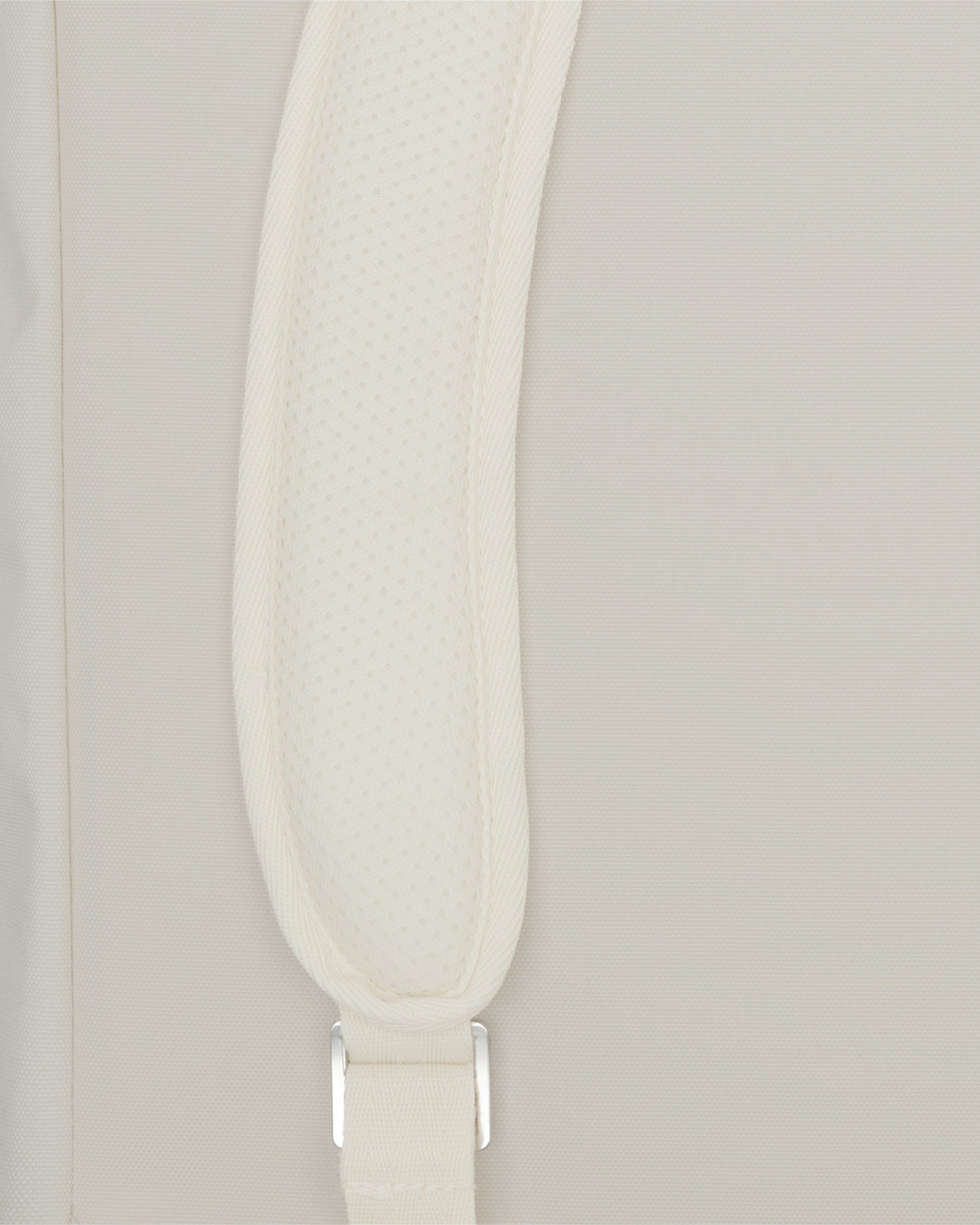 Detailansicht des gepolsterten Schultergurts vom Johnny Urban Rolltop Rucksack 'Robin Medium' in hellem Beige