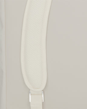 Detailansicht des gepolsterten Schultergurts vom Johnny Urban Rolltop Rucksack 'Robin Medium' in hellem Beige