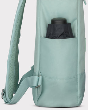 Seitliche Ansicht des mintgrünen Johnny Urban Rolltop Rucksacks 'Robin Medium' mit einer Tasche, die eine schwarze Wasserflasche hält