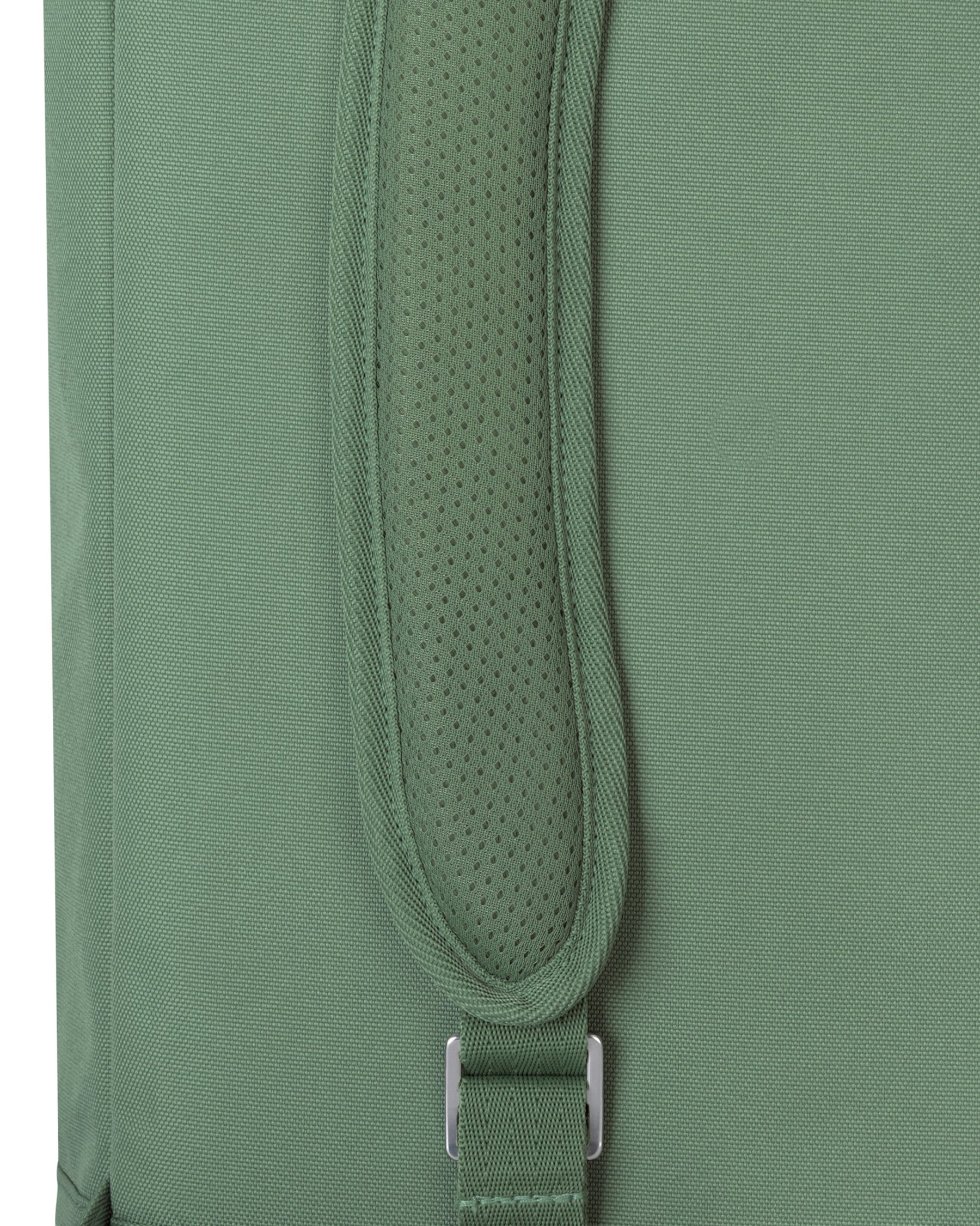 Grüner, gepolsterter Schulterriemen des Rolltop Rucksacks 'Robin Medium' aus robustem Stoff