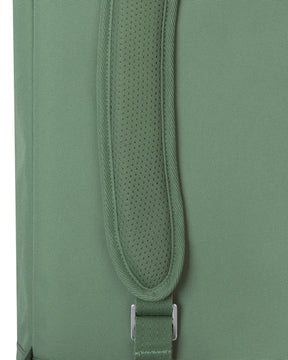 Grüner, gepolsterter Schulterriemen des Rolltop Rucksacks 'Robin Medium' aus robustem Stoff