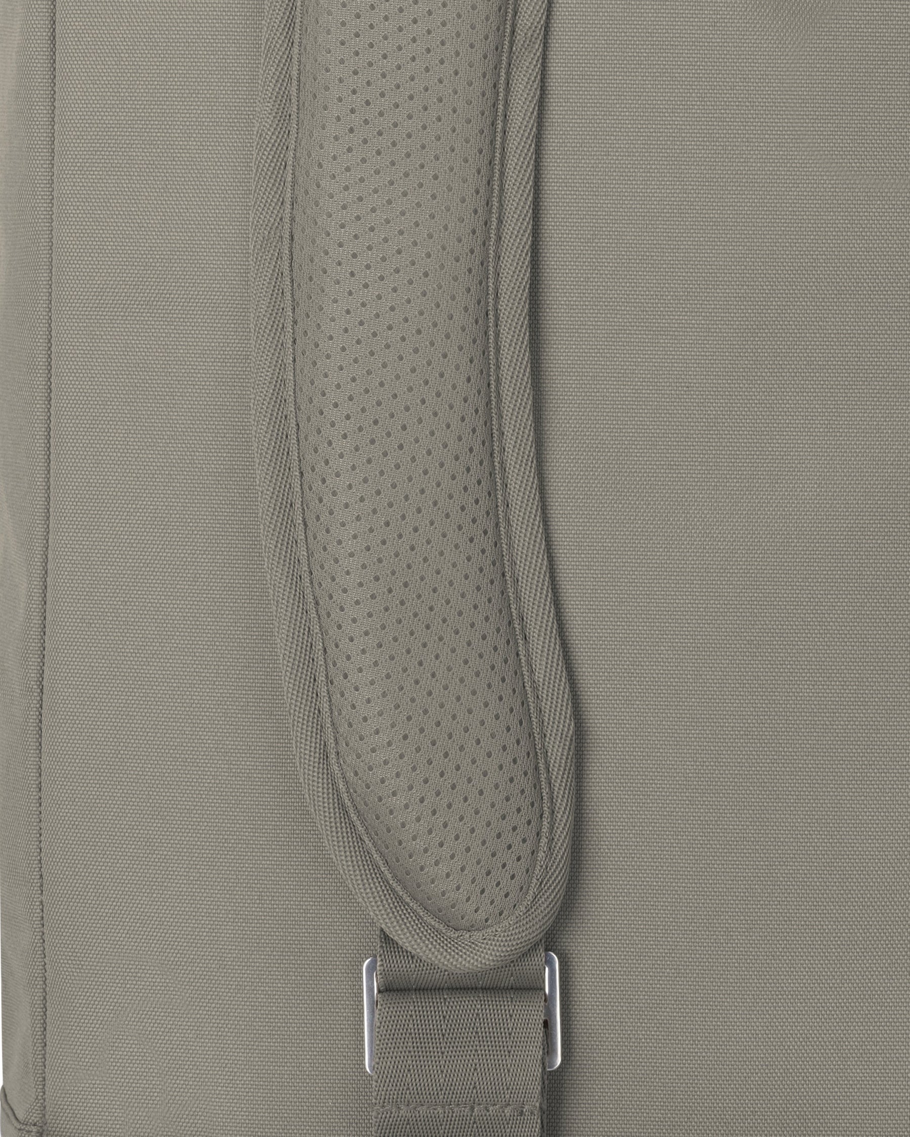 Nahe Ansicht des gepolsterten Schulterriemens vom Rolltop Rucksack ‚Robin Medium‘ in Grau
