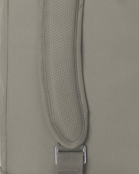 Nahe Ansicht des gepolsterten Schulterriemens vom Rolltop Rucksack ‚Robin Medium‘ in Grau