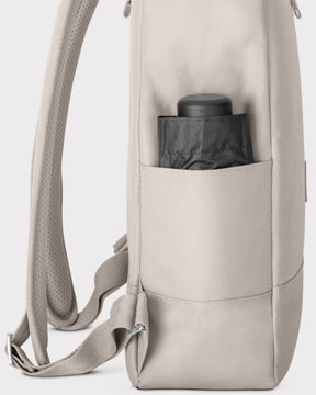 Rolltop Rucksack 'Robin Medium' in hellgrau mit seitlicher Außentasche, in der ein zusammengefalteter schwarzer Regenschirm steckt