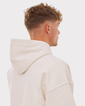 Junger Mann von hinten mit beigem Oversized Hoodie 'Cody' mit großer Kapuze