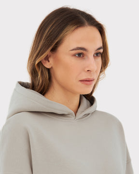 Frau trägt Oversized Hoodie »Cody« in beige mit Kapuze, nahes Porträt