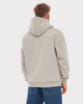 Mann trägt oversized Hoodie 'Cody' in Hellgrau von hinten