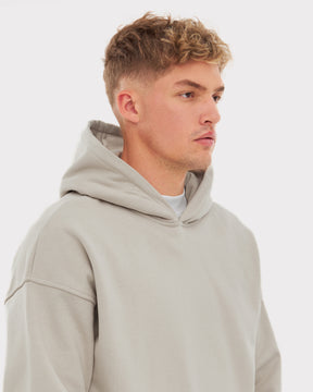 Rückansicht eines Mannes mit kurzem blondem Haar, trägt cremefarbenes Oversized Hoodie 'Cody'