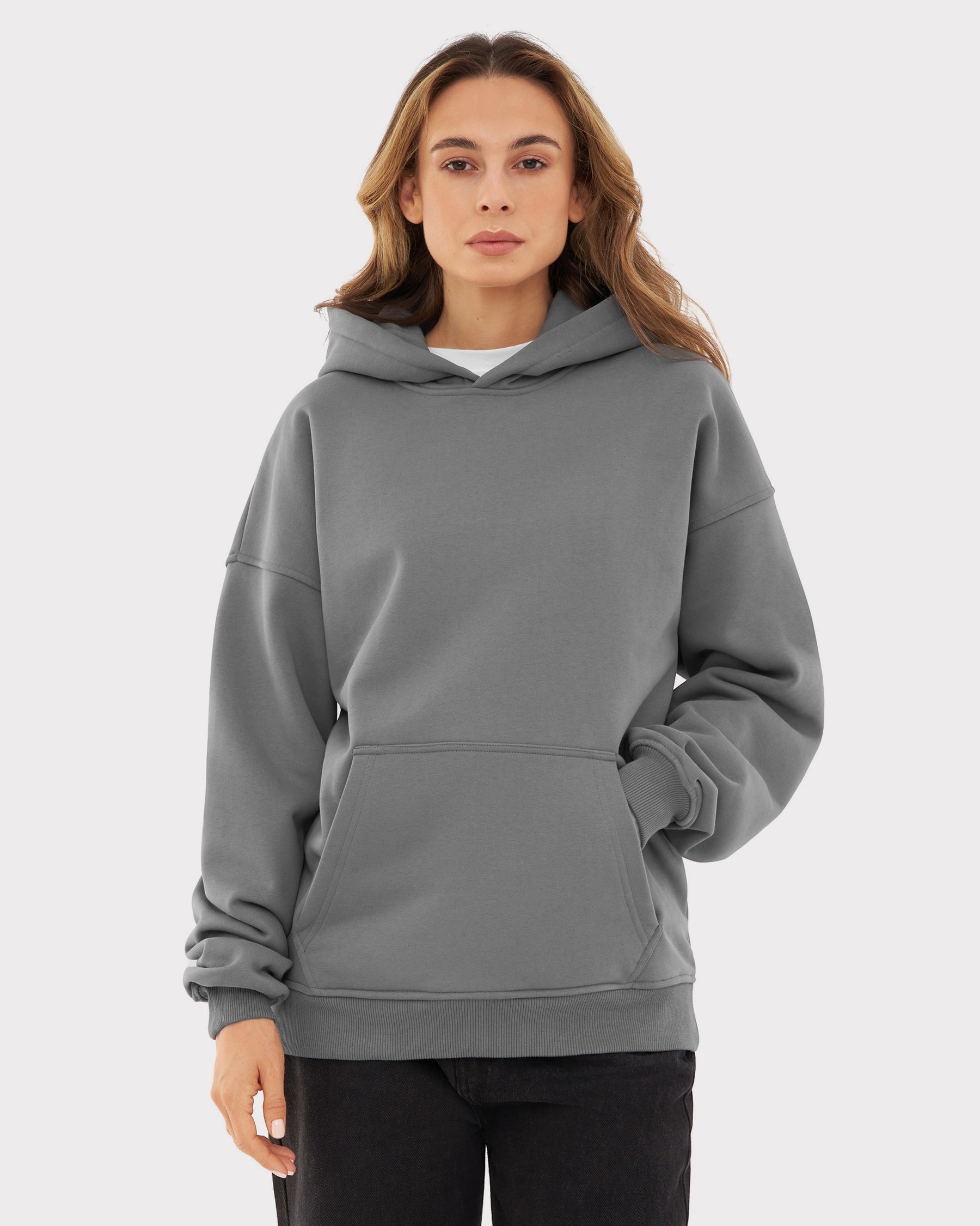 Frau trägt oversize Hoodie »Cody« in Grau mit Kapuze und Fronttasche