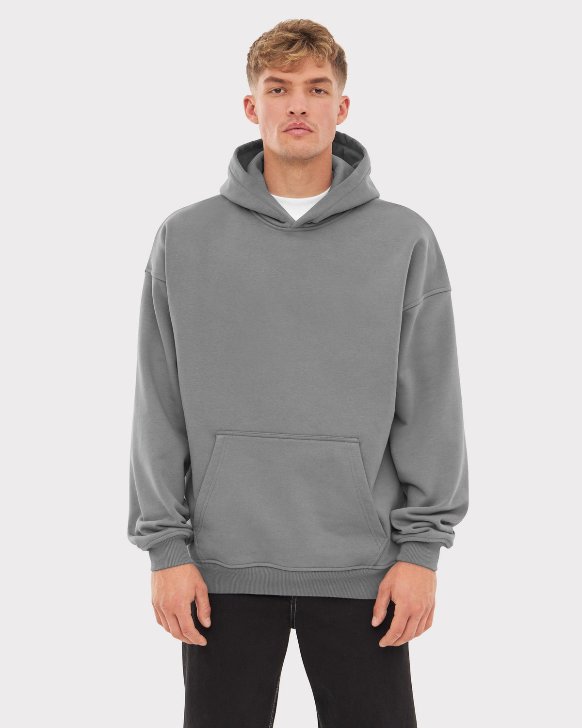 Mann trägt übergroßen grauen Hoodie 'Cody' mit Kängurutasche und Kapuze