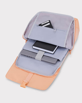 Geöffneter Rucksack 'Mika' mit Laptop, Notizbuch und Kartenfach in Pastellorange