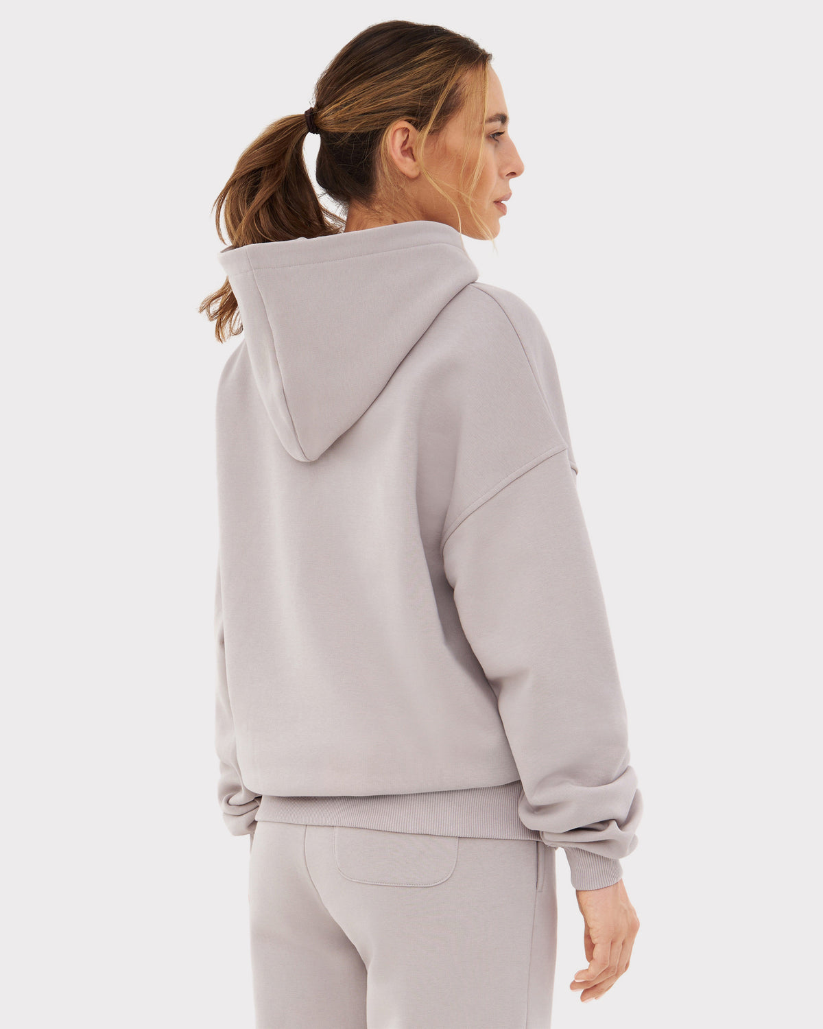 Frau von hinten mit oversized Hoodie 'Cody' in beige aus weichem Material