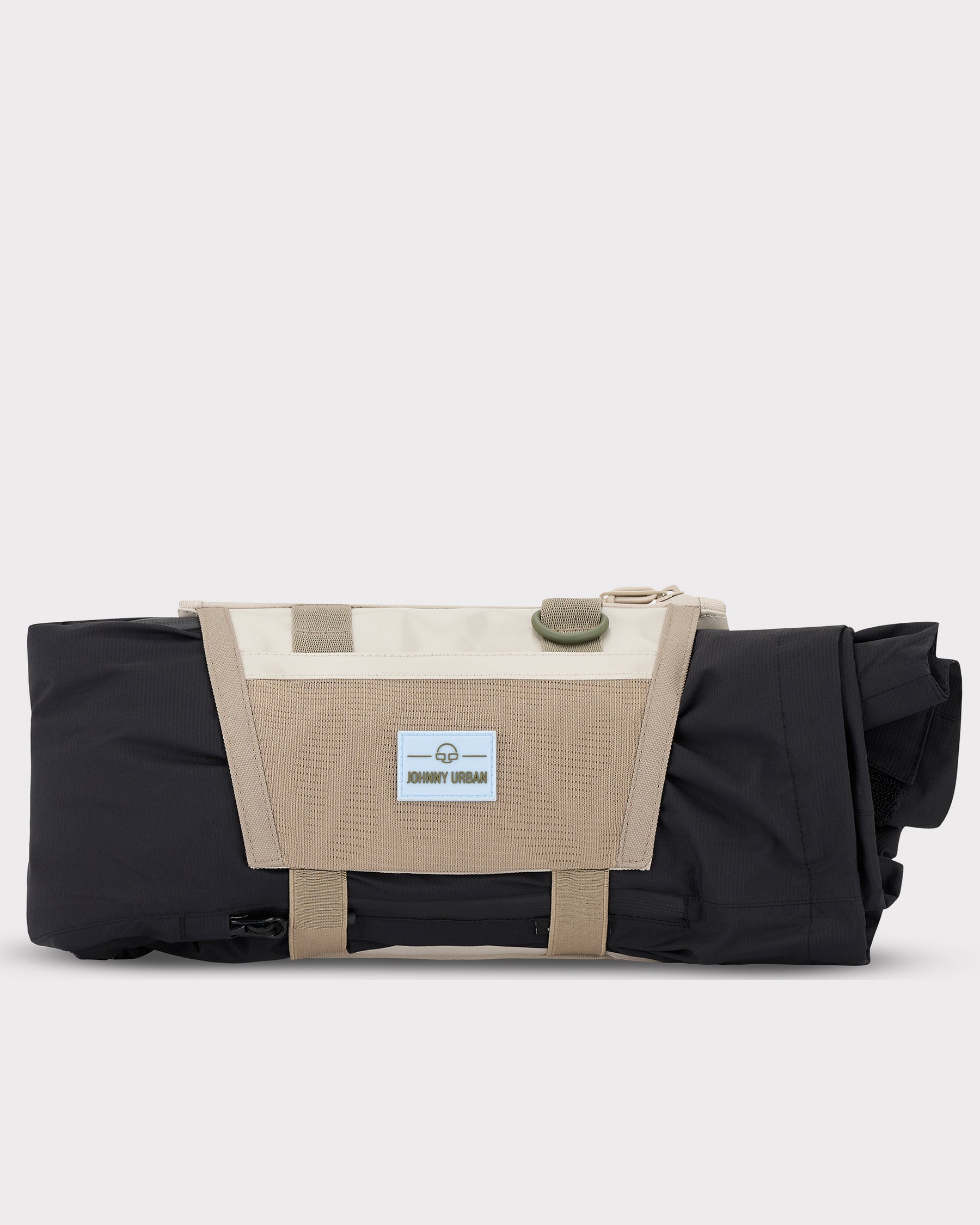 Umhängetasche Avery von Johnny Urban in Beige und Schwarz, rechteckig mit Klappe und Logo