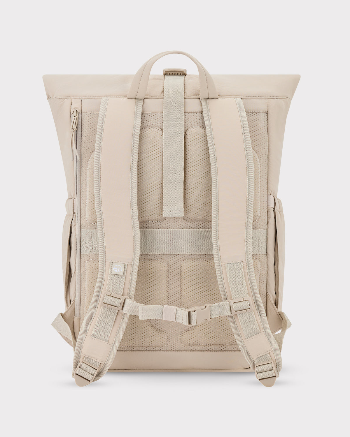 Rückseite des sandfarbenen Rolltop-Rucksacks 'Kyle' mit gepolsterten Trägern und atmungsaktivem Rückenpanel