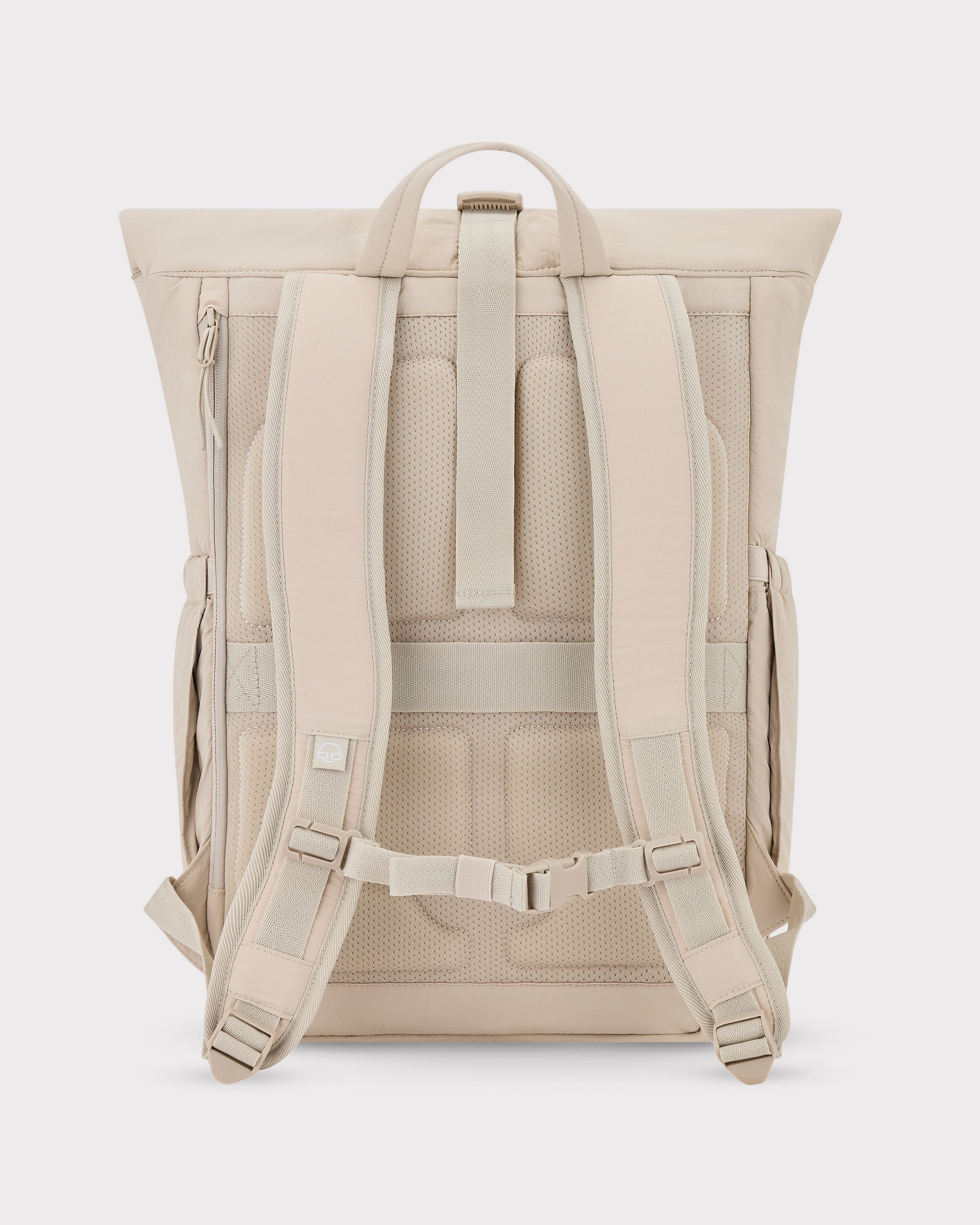 Rückseite des sandfarbenen Rolltop-Rucksacks 'Kyle' mit gepolsterten Trägern und atmungsaktivem Rückenpanel