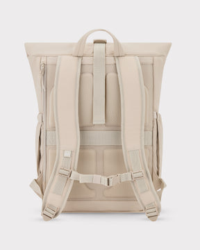 Rückseite des sandfarbenen Rolltop-Rucksacks 'Kyle' mit gepolsterten Trägern und atmungsaktivem Rückenpanel