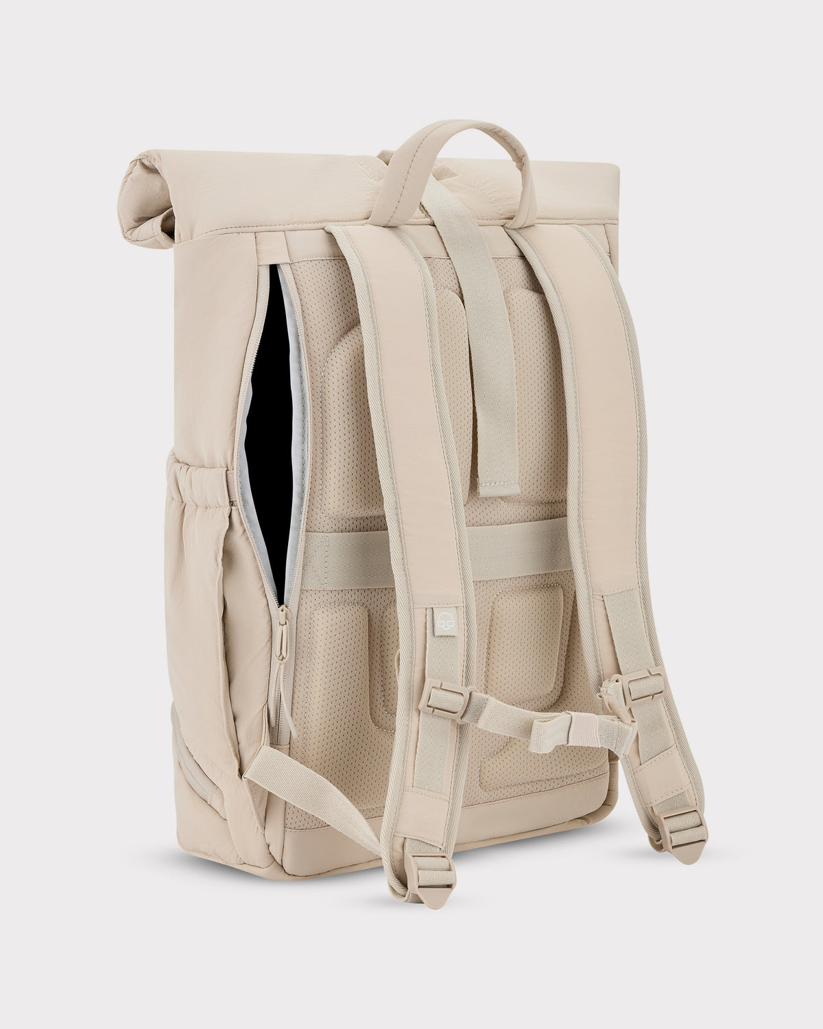 Rolltop Rucksack 'Kyle' von Johnny Urban in sandfarben, Rückseite mit gepolsterten Trägern und verstellbarem Brustgurt