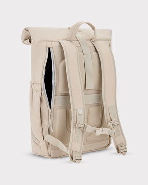 Rolltop Rucksack 'Kyle' von Johnny Urban in sandfarben, Rückseite mit gepolsterten Trägern und verstellbarem Brustgurt