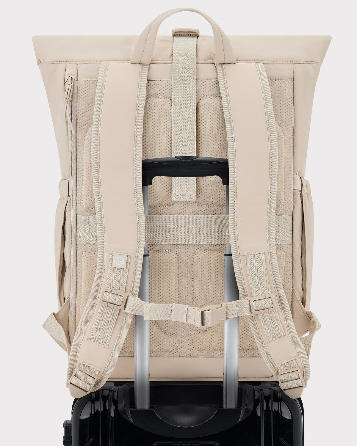 Rückseite des sandfarbenen Rolltop Rucksacks 'Kyle' von Johnny Urban mit Rückenpolsterung und Befestigung an einem Trolleygriff