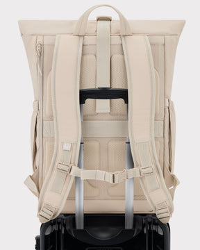 Rückseite des sandfarbenen Rolltop Rucksacks 'Kyle' von Johnny Urban mit Rückenpolsterung und Befestigung an einem Trolleygriff
